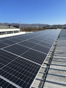découvrez les panneaux solaires, une solution écoénergétique qui transforme la lumière du soleil en électricité. idéaux pour réduire vos factures d'énergie et minimiser votre impact environnemental, apprenez comment installer des panneaux solaires chez vous et profitez des avantages d'une énergie propre et renouvelable.
