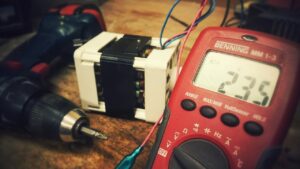 découvrez notre guide complet sur les multimètres, des appareils essentiels pour mesurer la tension, le courant et la résistance. apprenez à choisir le multimètre adapté à vos besoins, ainsi que des conseils d'utilisation pour les professionnels et les bricoleurs.