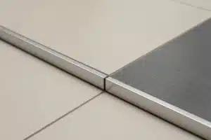 À quoi sert la barre de seuil rattrapage de niveau carrelage exactement ?