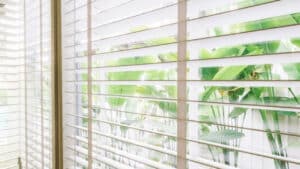 Intégrer un store enrouleur dans sa décoration intérieure : conseils pratiques et inspirations